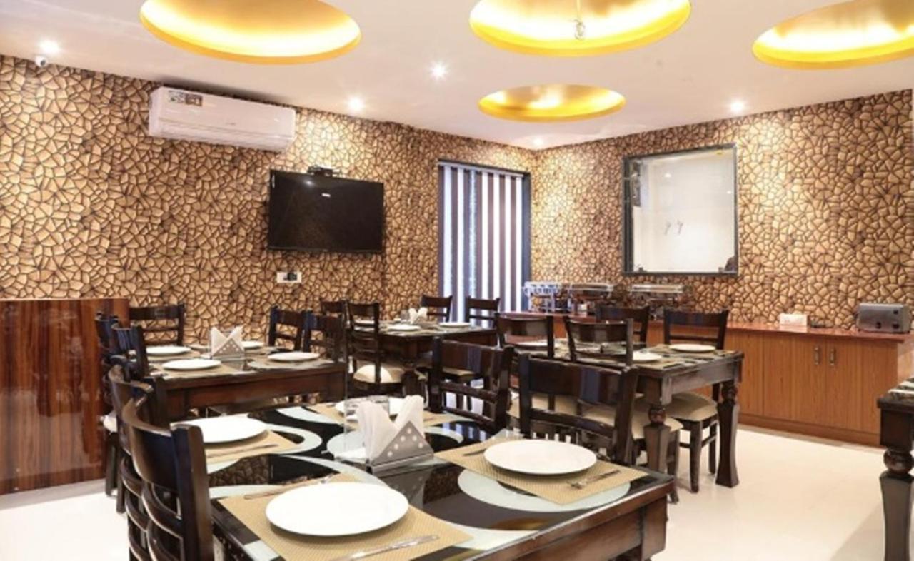 Oyo 23368 Boutique Hotel Paragon Ню Делхи Екстериор снимка