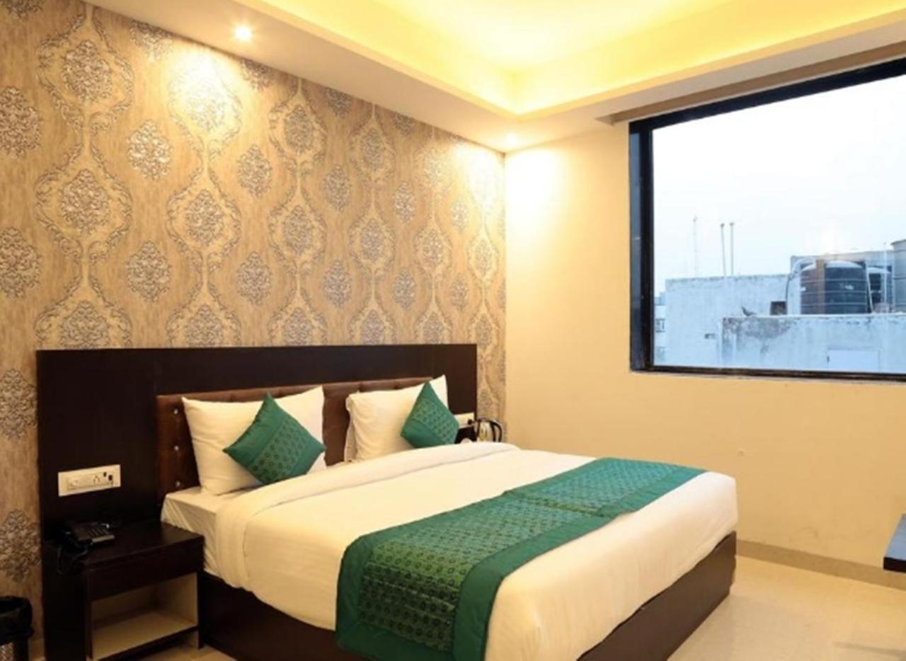 Oyo 23368 Boutique Hotel Paragon Ню Делхи Екстериор снимка